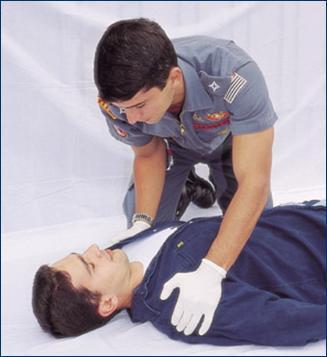 CONSTATANDO A INCONSCIÊNCIA Deve-se constatar a inconsciência, sacudindo o paciente gentilmente pelos ombros e perguntando por três