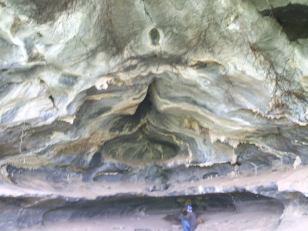 Dentre os atrativos turísticos exploráveis na região destaca-se o acervo espeleológico do maciço da Serrinha: tendo a gruta da Toca Fria como potencial atrativo espeleoturístico e o acervo