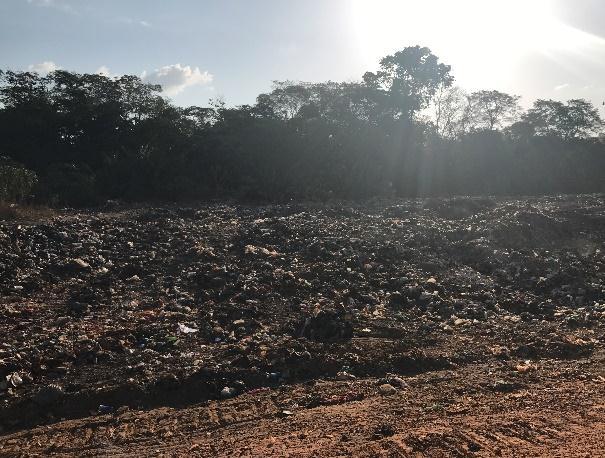 O destino final dos resíduos encontrase perto de curso de igarapé, existindo uma população residente no