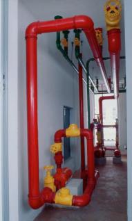 BRIGADISTA 12 2) Hidrantes: Os hidrantes são facilmente identificáveis pela porta vermelha com um visor no centro onde se lê, em vermelho, a palavra INCÊNDIO.