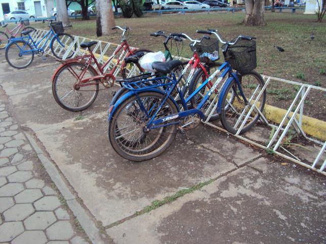 bicicletas. Figura 6.12 Local para estacionamento de bicicletas em uma praça de Cáceres.