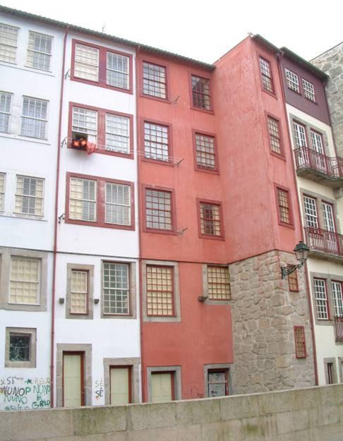 4. ESTRATÉGIA DE REABILITAÇÃO FUNCIONAL Os edifícios pertendentes à Câmara Municipal do Porto e que se encontram em ruína Rua da Bainharia 67 a 79 com 4 edifícios e Rua da Bainharia 93 a 101 com 2