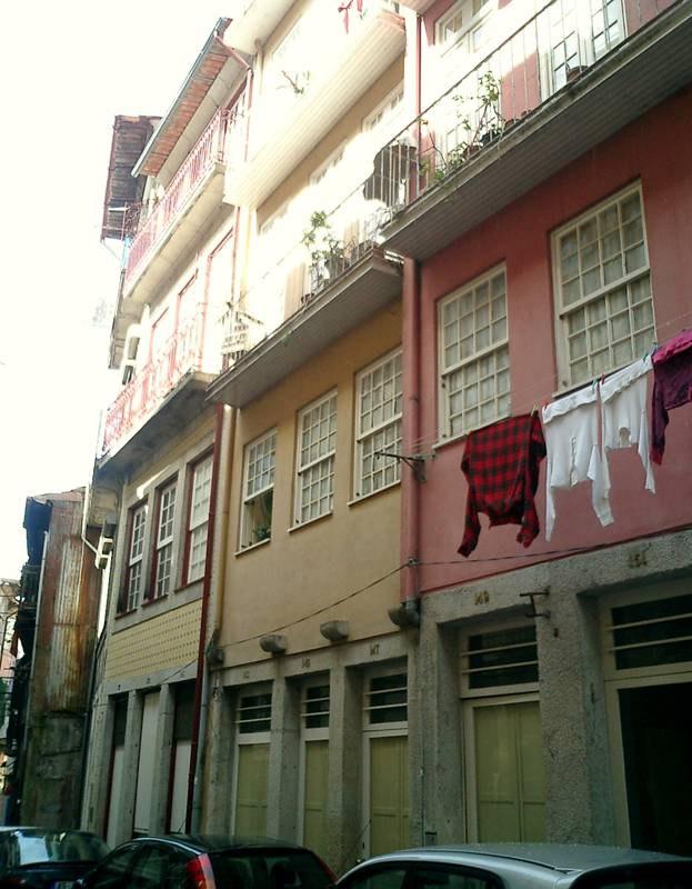 Trata-se de um quarteirão constituído por 19 parcelas das quais 9 pertencem à Câmara Municipal do Porto (47%), 2 à Fundação para o Desenvolvimento da Zona Histórica do Porto (11%), 1 à Porto Vivo,
