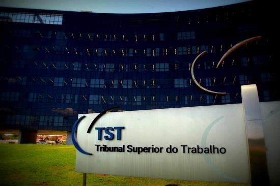 ou apenas aos novos contratos. A segunda diz respeito aos processos trabalhistas já em curso.