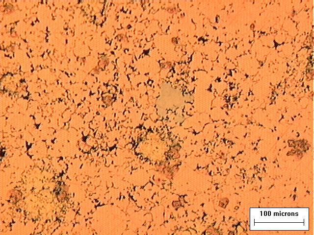 Fig.5- Micrografia óptica de amostra da liga Cu-1,0%Ni-1,0%Al compactada a frio,