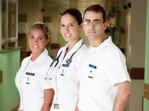 A aceitação do enfermeiro como profissional, por parte do paciente, pode depender da maneira como ele apresenta sua imagem profissional e de Aparência prestador de assistência.