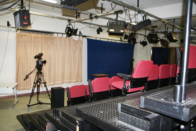 Tipo de equipamento dos estúdios de produção audiovisual Número Câmaras de televisão de sinal analógico; 2