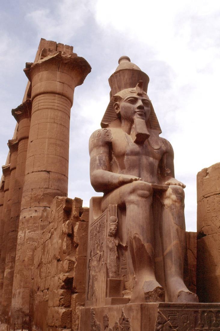 Ramsés II, no Templo de Luxor. - 662-650 a.c: Domínio dos assírios. - 525 a.c: Domínio persa. - Séc. IV a.c: Domínio Antigo Egito Novo Império (1580-525 a.c.) - Marcado pela expulsão dos hicsos e grande prosperidade.
