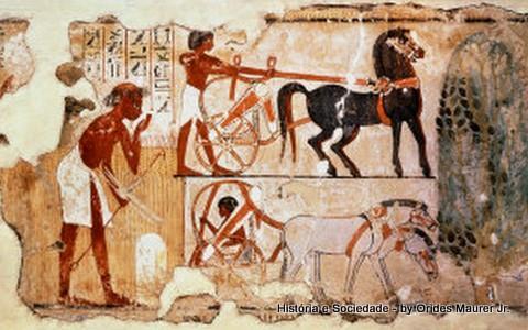 Antigo Egito Arte egípcia - A arte egípcia estava vinculada à religião. - Leia da Frontalidade: cabeça, pernas, peito, ventre e braços de perfil; olhos, ombros, umbigo e baixo-ventre de frente.