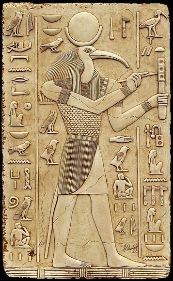 Religião egípcia Características: - Politeístas: idolatram vários deuses, devido a diversidade de divindades dos nomos reunidos no Império.