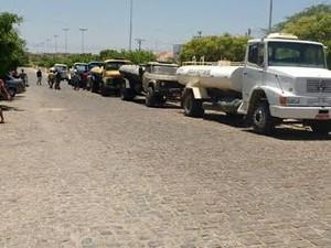 De acordo com os trabalhadores, cerca de 15 carros-pipa foram estacionados na Avenina Jerônimo Pires, Zona Central do município, durante o protesto.