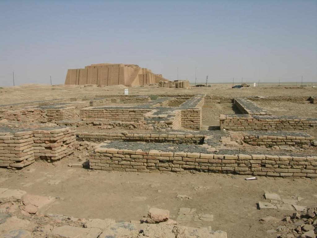 Sumérios (4000-2000 a.c.) Características: Escavações arqueológicas em Tell el- Mukayyar, no Iraque, revelam Ur, a mais importante das cidades sumérias. - Estiverem na região antes de 2000 a.c. - Fundaram as primeiras cidades, sobre as colinas e fortificadas.