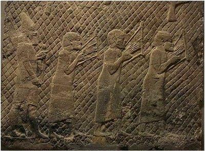 Assírios (1300-612 a.c.) Características: - Capital: Nínive. - Império expansionista: conquistou a, a Palestina, a Fenícia e o Egito. - Exército extremamente grandioso e cruel.