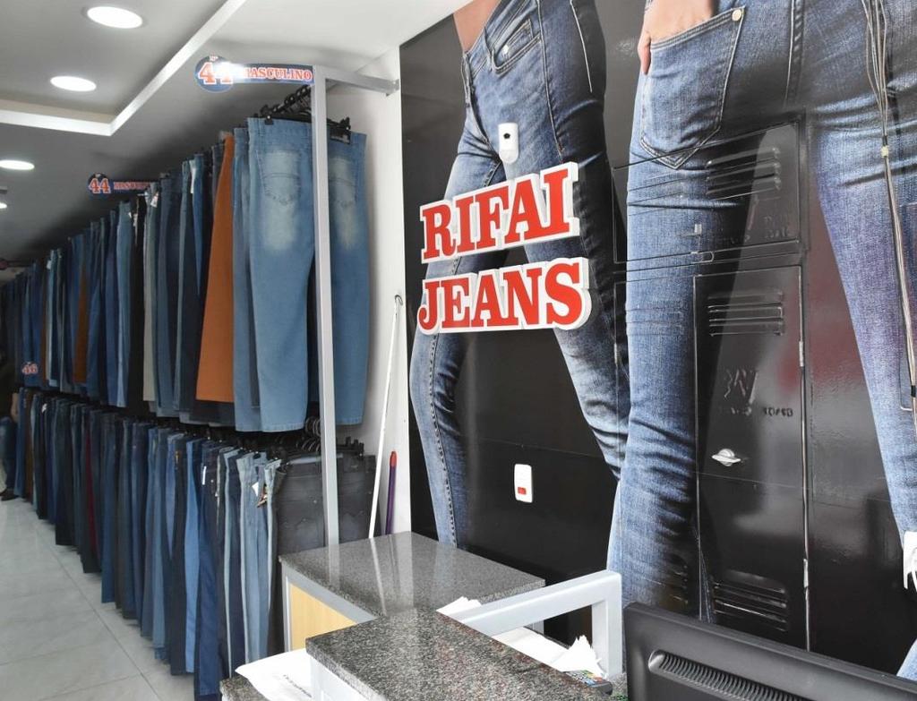 Uma boa ideia A ideia de montar a loja oferecendo somente calças jeans femininas e masculinas com preço único fez com