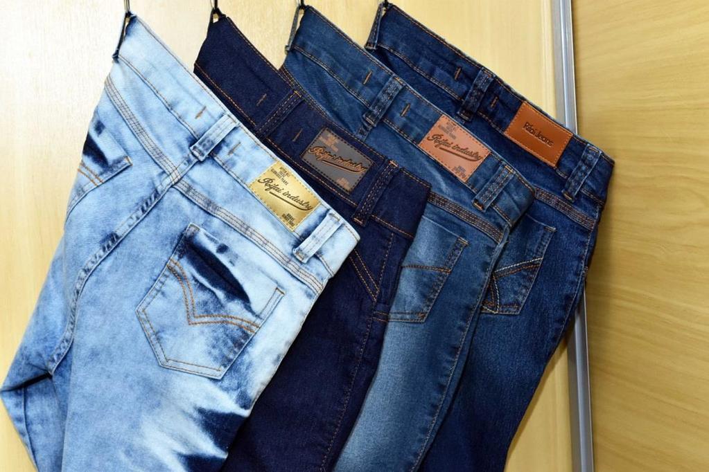 Qualidade e variedade de jeans Jeans e corte de alta qualidade, acabamentos diferenciados e etiquetas da