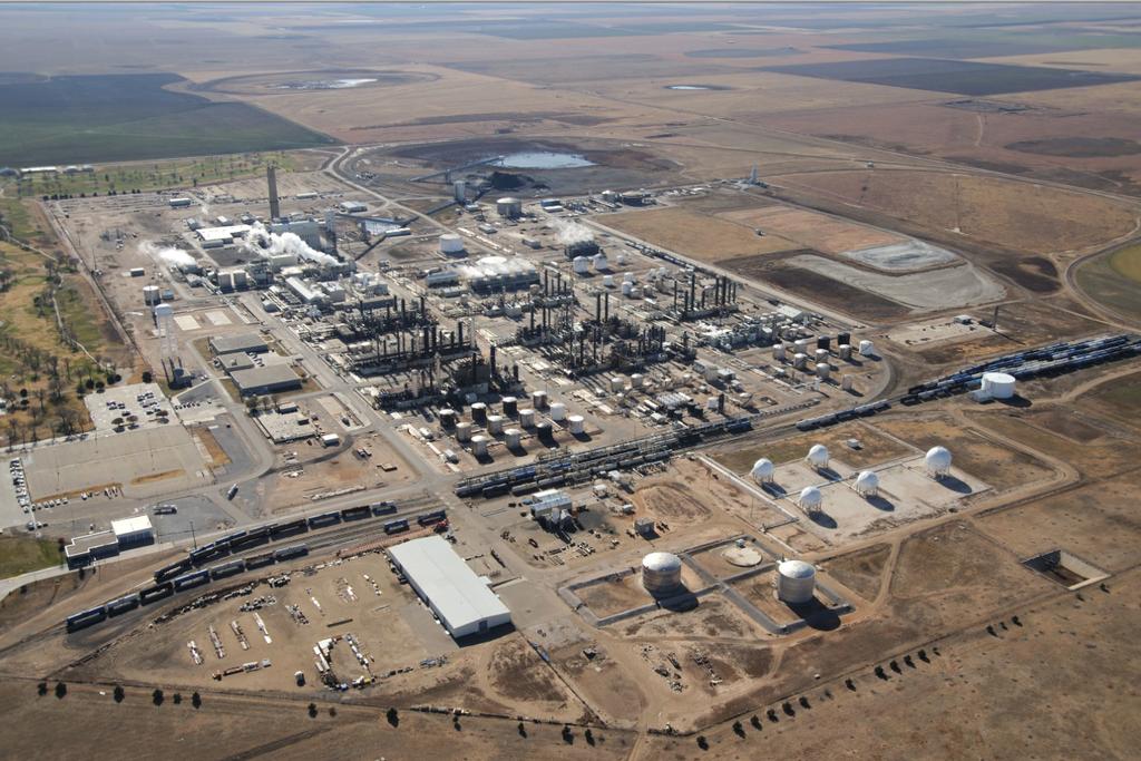 Até o seu fechamento em 2009, a fábrica de plásticos estava localizada em uma remota cidade agrícola do Texas Panhandle - de propriedade da Cenalese Chemical Company produzia inicialmente ácido