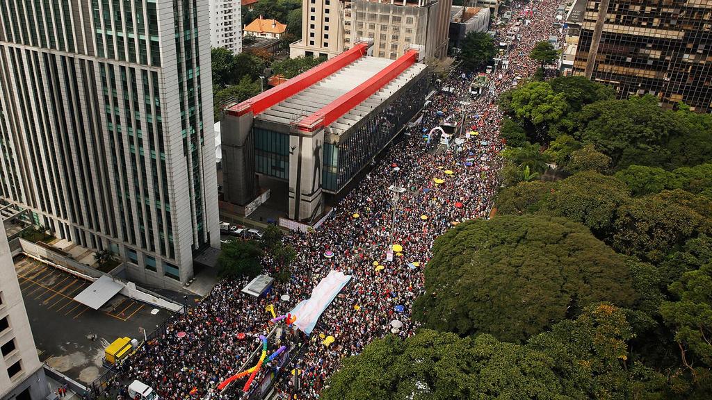 DESDE 2016 INCLUSA NO CALENDÁRIO OFICIAL DA CIDADE DE SÃO PAULO, A PARADA LGBT JÁ É O SEGUNDO EVENTO QUE MAIS ATRAI TURISTAS NO BRASIL FICANDO ATRÁS APENAS DO CARNAVAL DO RIO, SE CONTABILIZADOS OS