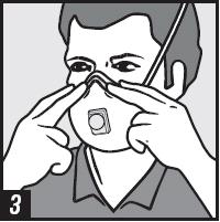 Usando as duas mãos, molde o grampo segundo o formato do seu nariz, empurrando-o contra a face ao deslizar as pontas dos dedos do centro para as extremidades de ambos os lados do clipe de ajuste