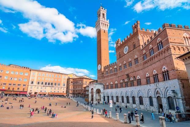 Da parte da manha visita guiada a cidade de Siena com guia local.