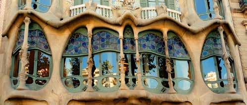 Grandes nomes da arquitetura moderna utilizaram este estilo como, por exemplo, o arquiteto espanhol Antoni Gaudí.