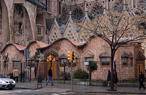 8: Antoni Gaudí - Façana Pis principal Casa Batlló https://commons.wikimedia.