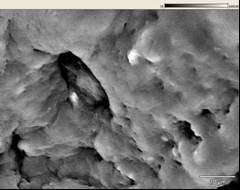 4.5.2.3 Morfologia A Figura 66 apresenta as micrografias dos TPE-Vs PP/EPDM 30/70 obtidas por microscopia eletrônica de varredura.