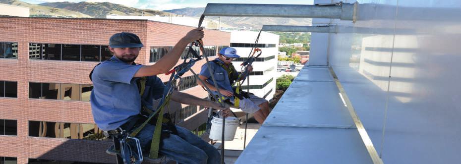 .18.1.2 Para telhados e Coberturas, os cabos de segurança devem ter suas extremidades fixadas a estrutura definitiva da edificação, por meio de espera de ancoragem, suporte ou grampos de