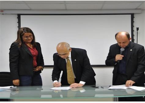 reunião da Diretoria e Conselho Deliberativo do Cosems com novo secretário estadual da Saúde do Paraná e equipe. Data: 19 de abril.