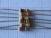 O resistor O resistor é um dispositivo cujas principais funções são: dificultar a passagem da corrente elétrica e transformar Energia Elétrica em Energia Térmica por Efeito Joule.
