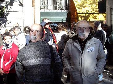 Página Web 2 de 6 Mariano Casado, Secretário-Geral da AUME, foi por os interesses colectivos acima dos seus individuais, os manifestantes ostentavam máscaras com a cara de Jorge Bravo, com a boca