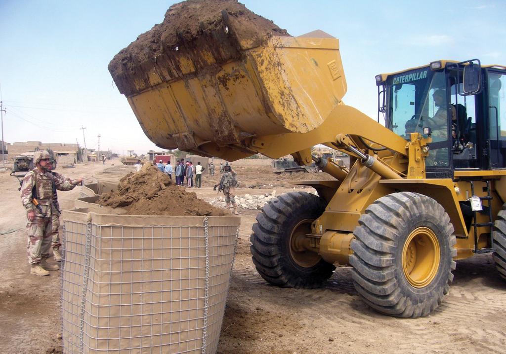 ENGENHARIA DE FORTIFICAÇÃO E CONSTRUÇÃO O enchimento mecanizado das células reduz o tempo de montagem das barreiras.