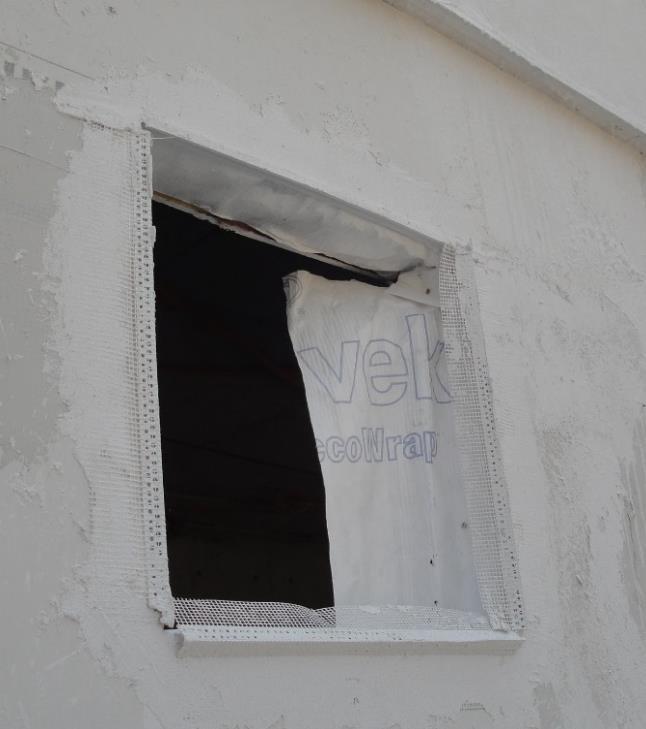 244 Empreendimento E1 - Cantoneiras e telas para reforço nas arestas das aberturas de janelas Fonte: Foto da autora (outubro de 2014)