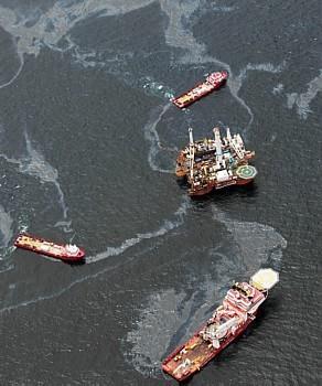 Poluição por derramamento de petróleo ou maré negra: Causas associadas: - Acidentes em
