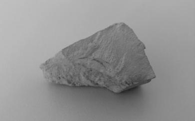 por agregado de cristais de carbonato, esses são compostos geralmente por aragonita, calcita de baixo teor de magnésio ou dolomita.