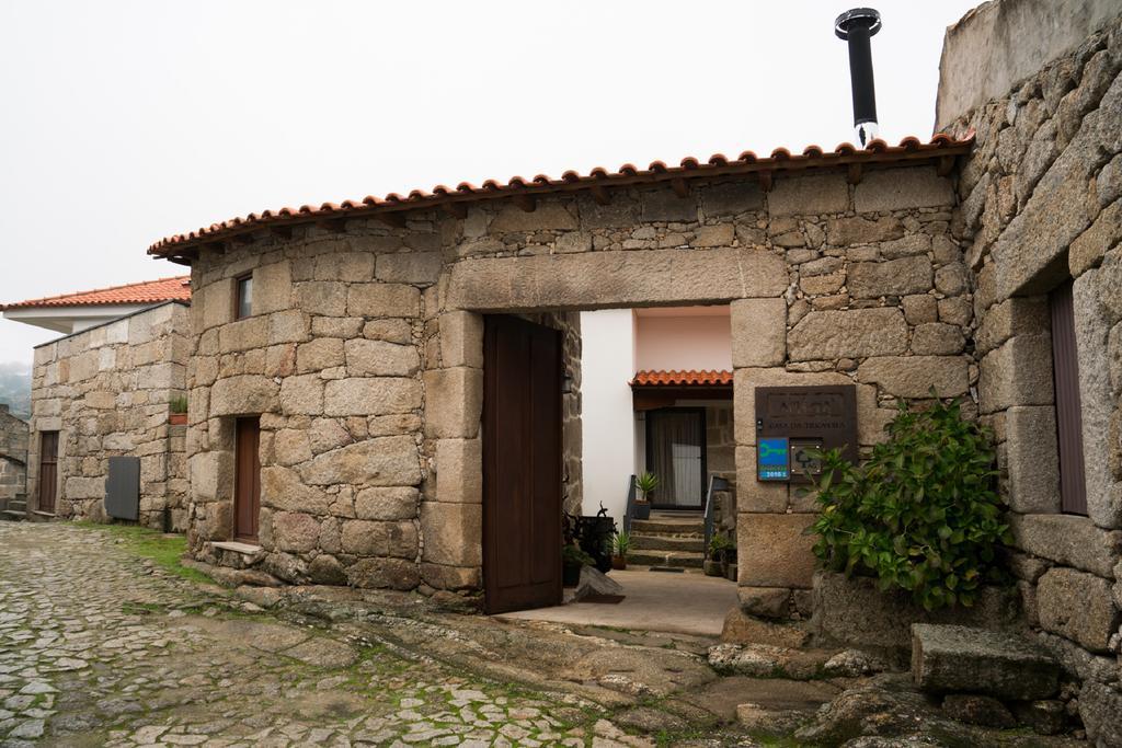 57669 Capacidade: 15 quartos 30 camas Casa da Trigueira Rua do Cabo, nº1 5070-411 SANTA EUGÉNIA -