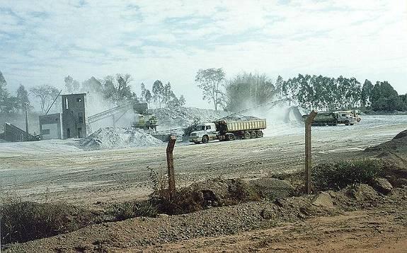 no sentido da estrada, o que poderia ser resultante da percolação da água em fraturas e/ou por dissolução kárstica, provocando uma região de abatimento no pé do talude, localizada no bordo direito da