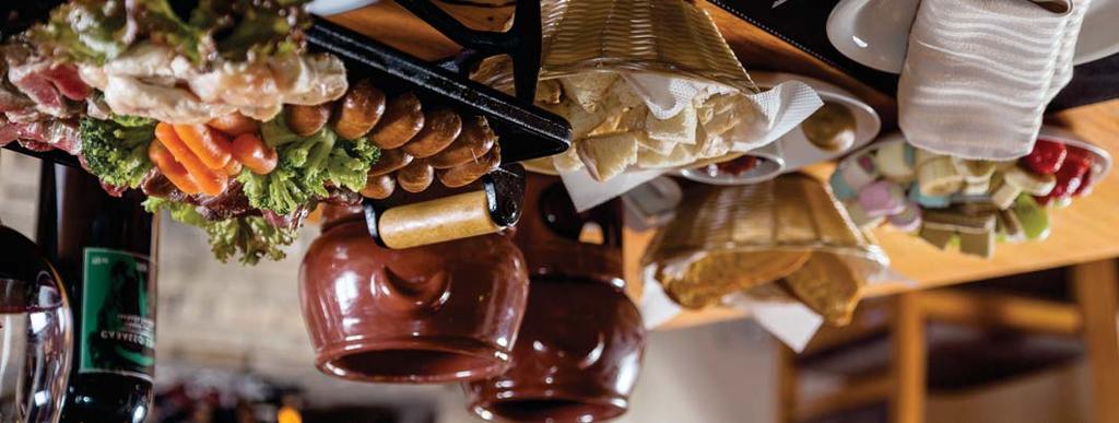 ( Serve duas pessoas) Fondue de Chocolate Frutas da estação, marshmallow e mini biscoito wafer.