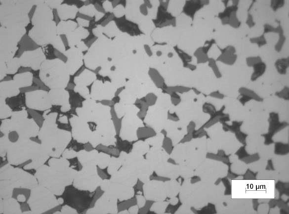 Fig. 4. Micrografias de Microscópio óptico da superfície polida dos compósitos com 20% volume de SiC: (a) sem aditivo, (b) com adição de 5 %volume de Al:Y2O3.