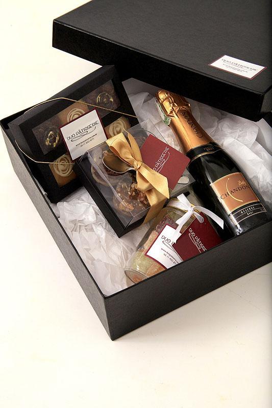 ESPECIAL Caixa Especial tamanho 24x24x8cm em Color Plus Preto e Fita de Cetim Dourada com seleção especial de produtos: Meia gf (373ml) Espumante Chandon Reserve Brut Nacional 01 caixa com 06 Mini