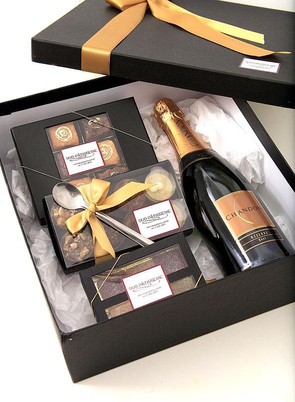 PLUS Caixa Especial tamanho 34x31x11cm em Color Plus Preto e Fita de Cetim Dourada com seleção especial de produtos: 01 gf (750ml) Espumante Chandon Reserve Brut Nacional 01 caixa com 12 Mini