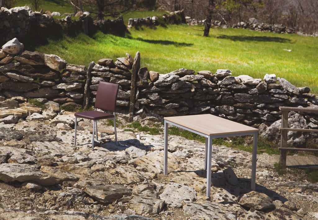 Iris A simplicidade de uma mesa que combina a estrutura em metal com o tampo de acabamento Olmo, Hera ou Marmol. Simplesmente elegante.