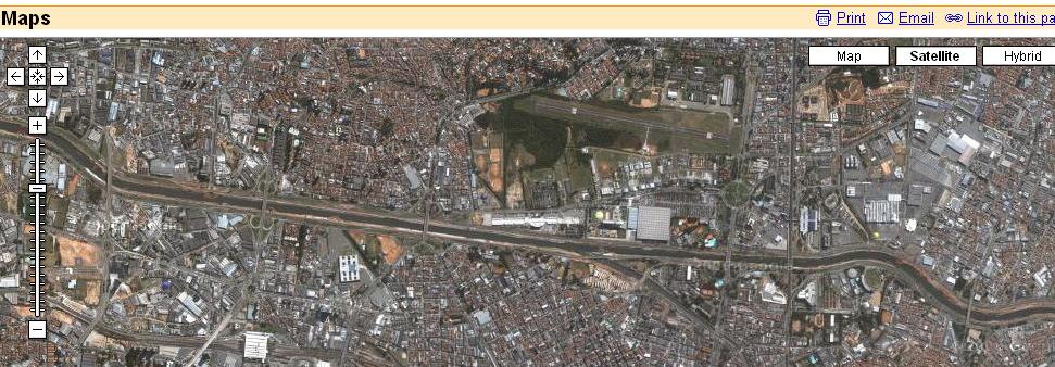 Nesta imagem de satélite vemos o rio Tietê e a Marginal Tietê em 2006, na altura da Ponte das Bandeiras e do Pavilhão do Anhembi.