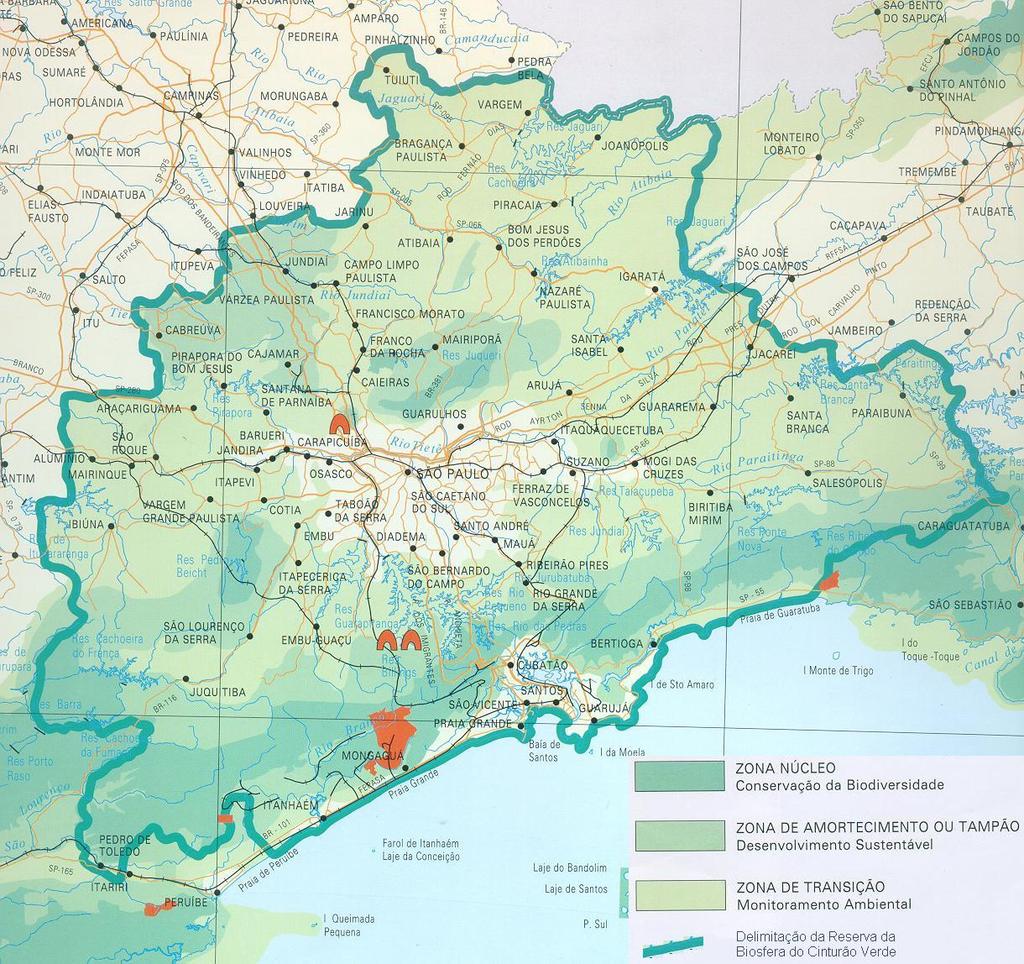 O mapa mostra a Reserva da Biosfera do Cinturão Verde da Cidade de São Paulo. No centro, a mancha mais clara indica a Grande São Paulo.