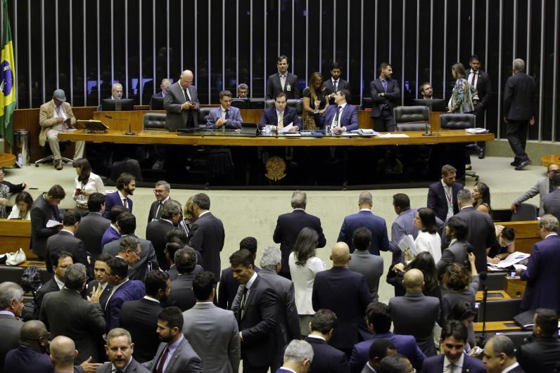 Câmara conclui votação sobre cadastro positivo; projeto vai ao Senado Proposta torna compulsória a participação inicial no cadastro.