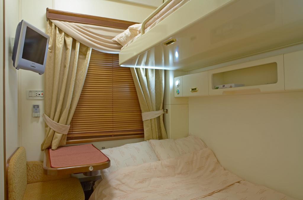 Cada cabine oferece 1 cama inferior e 1 cama superior, uma mesa junto a janela panorâmica, uma poltrona em frente a cama inferior, pequeno guarda-roupas e espaço para guardar pertences.