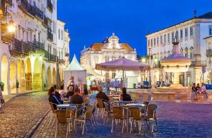 Nossa primeira parada será em Arraiolos, vamos conhecer o Castelo, um dos únicos em formato circular do mundo, além do pelourinho e o centro