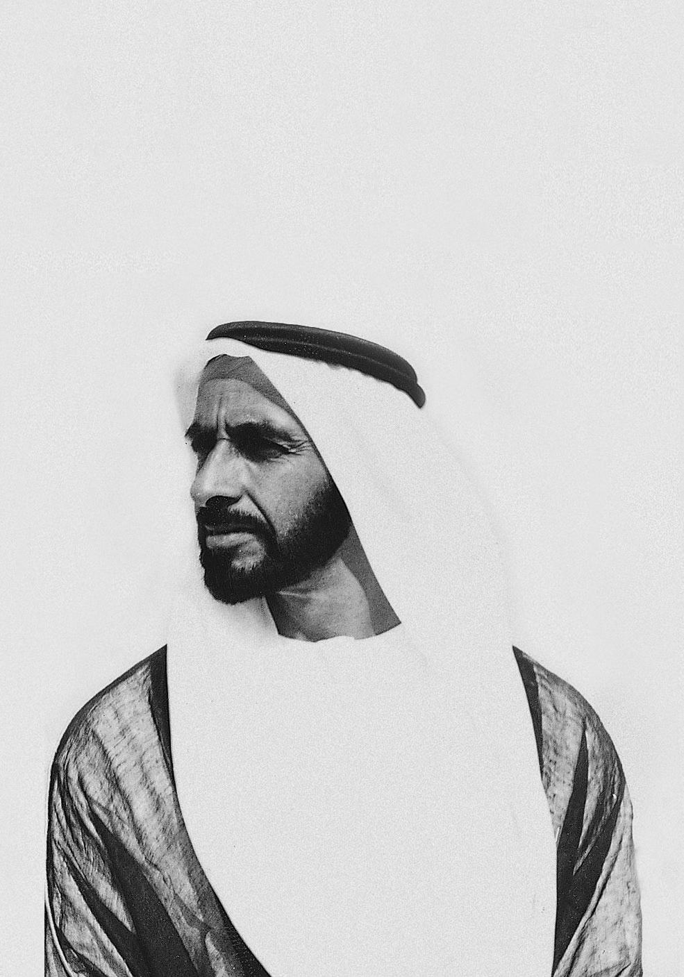 HISTÓRICO Em 2008, a liderança dos Emirados Árabes Nos últimos 11 anos, o prêmio impactou Unidos lançou o Prêmio Zayed Energia do direta e indiretamente mais de 318 Futuro.