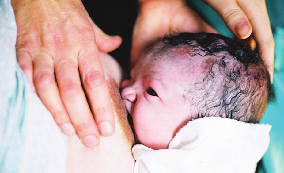 O técnico em enfermagem imediatamente cobre o bebê com um manto, identificando-o com pulseira com nome, nome da mãe, hora de nascimento e sexo do bebê.