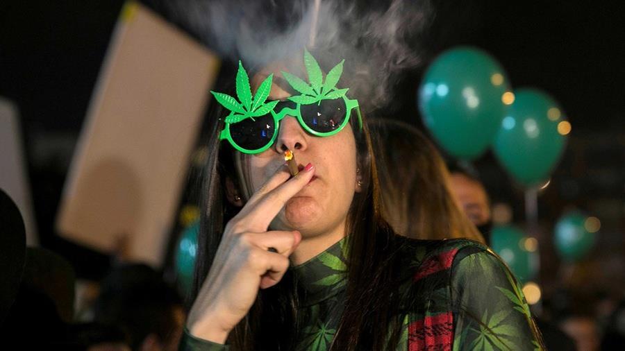 Contudo, o uso recreativo de maconha pode desenvolver sintomas psiquiátricos agudos e dependência