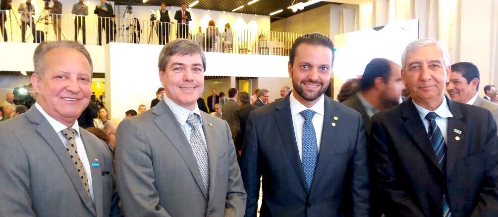 FIEG/CNI Goiás presente no lançamento da Agenda Legislativa empresário Wilson de Oliveira, representante da Fede- O ração das Indústrias do Estado de Goiás (Fieg) junto ao Conselho de Assuntos